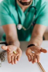 Negativa de medicamento de alto custo pelo plano de saúde ou SUS